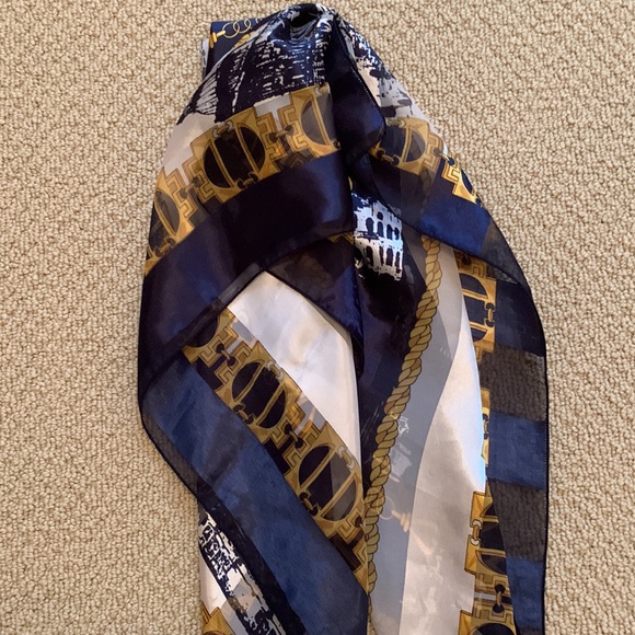 Large silk feeling scarf 39x39 - Picture 2 of 3